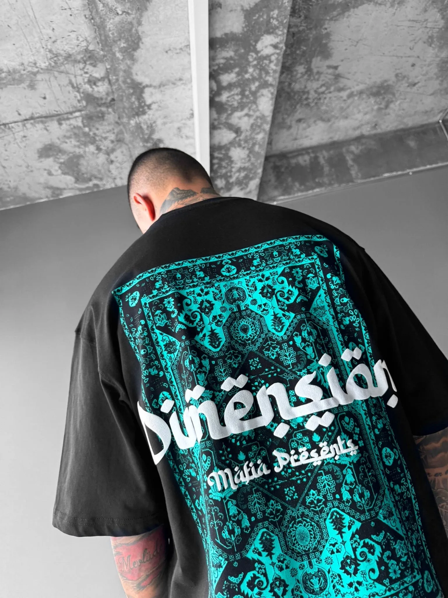 Oversize Dimenson T-shirt - Black and Turquoise